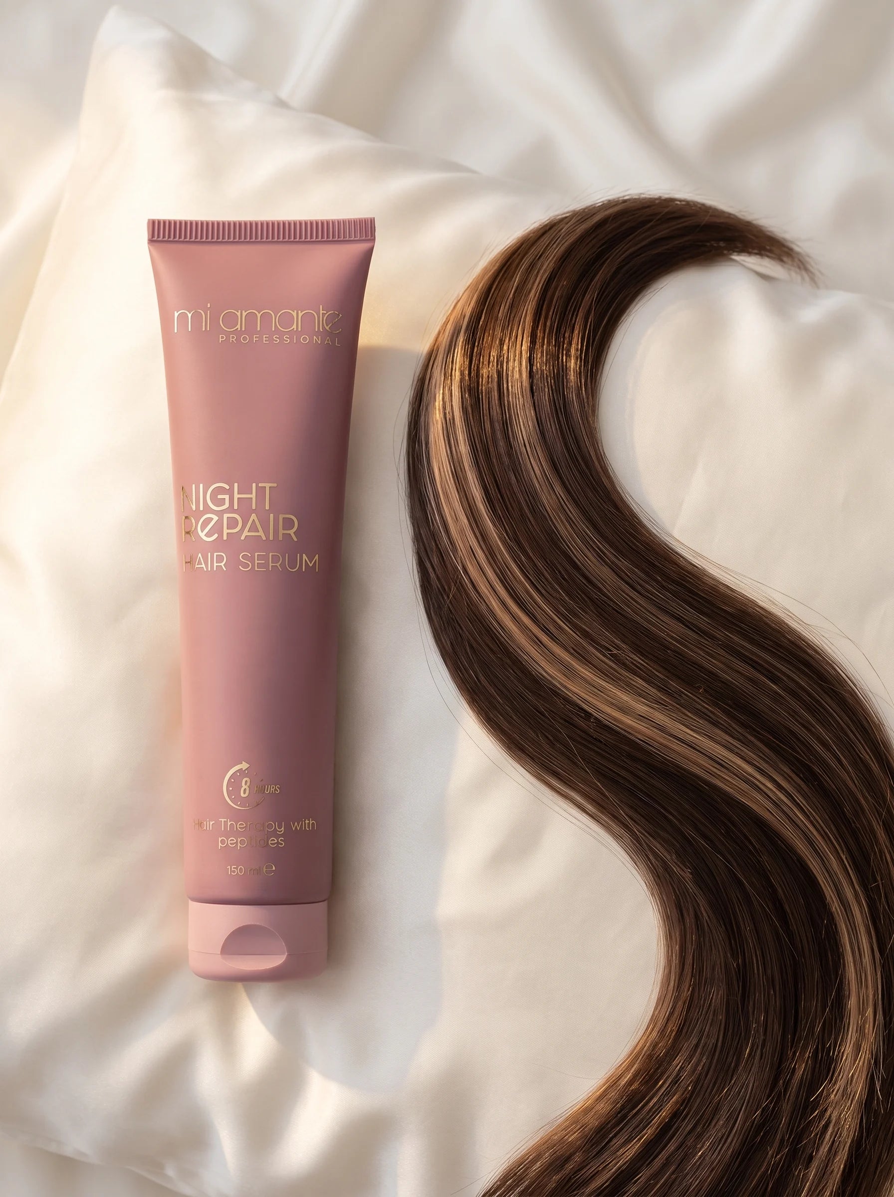 Mi Amante NIGHT REPAIR Hair Serum върху копринена възглавница до гладка блестяща коса - резултатът на сутринта